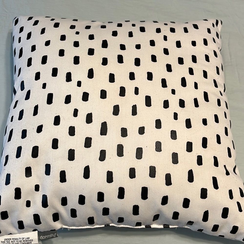 Dormify accent pillow  